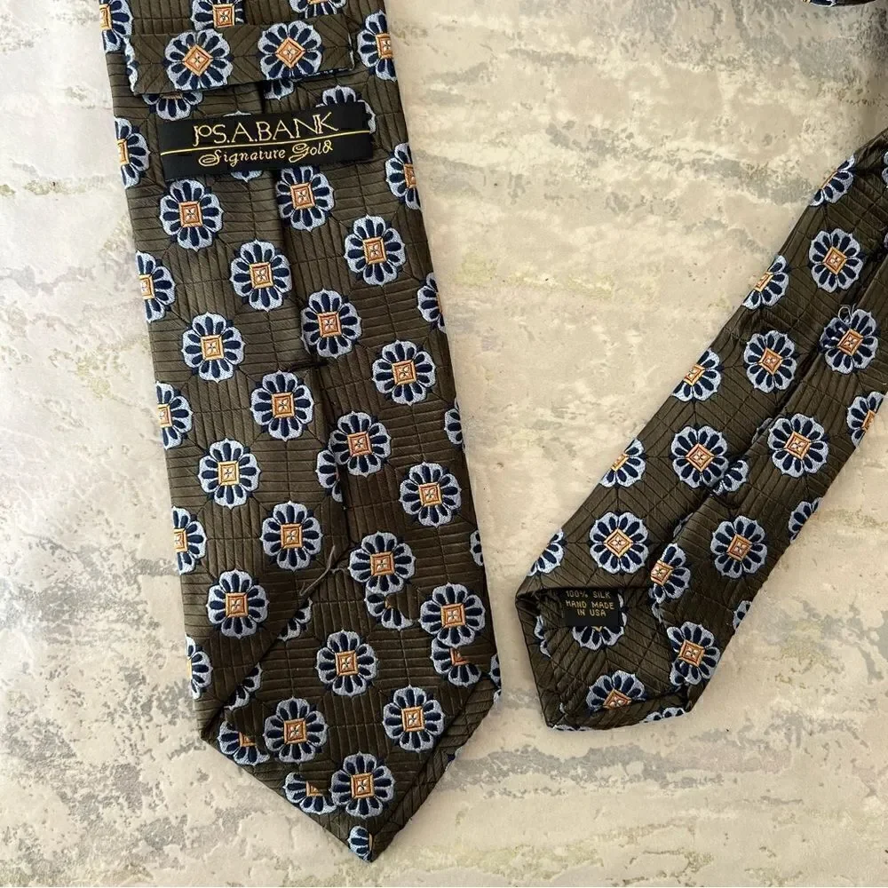 Jos A Bank Signature Gold 100% silk handmade USA tie